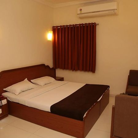 Golden Plaza Hotel Ahmedabad Exterior photo