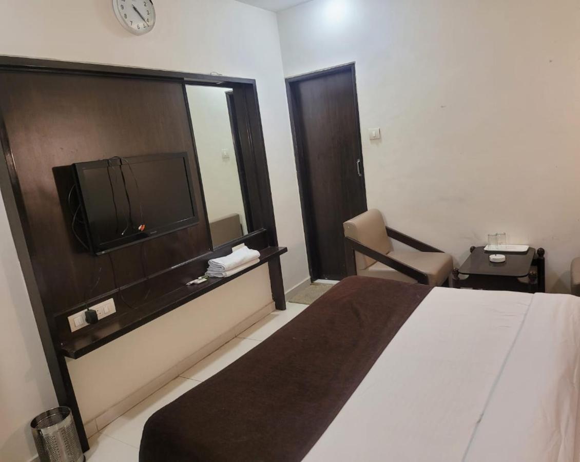 Golden Plaza Hotel Ahmedabad Exterior photo