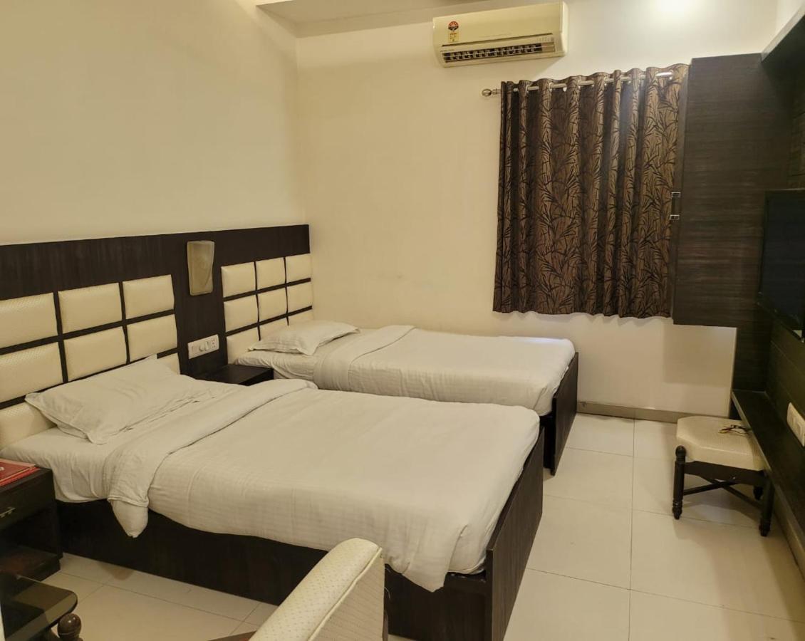Golden Plaza Hotel Ahmedabad Exterior photo