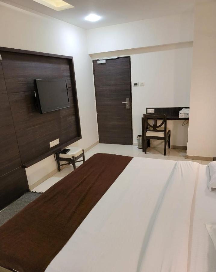Golden Plaza Hotel Ahmedabad Exterior photo