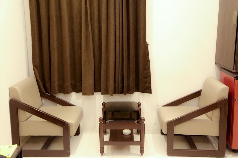 Golden Plaza Hotel Ahmedabad Room photo