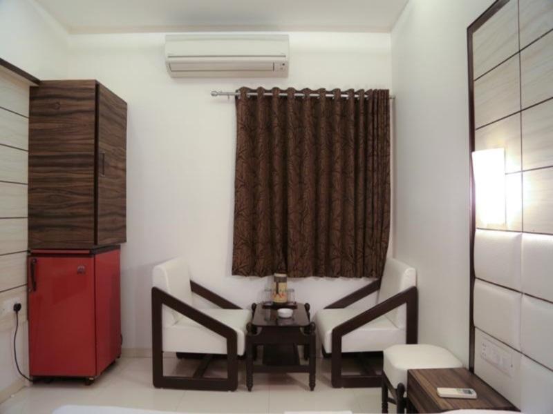Golden Plaza Hotel Ahmedabad Exterior photo