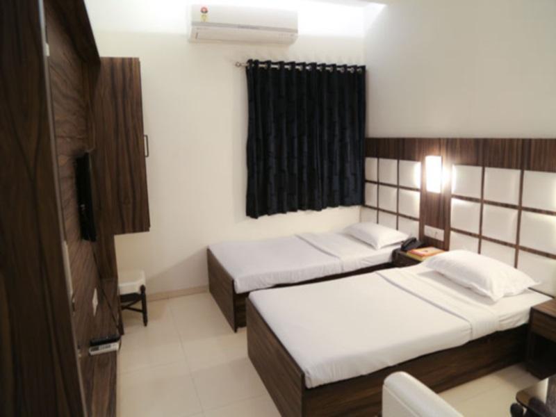 Golden Plaza Hotel Ahmedabad Exterior photo