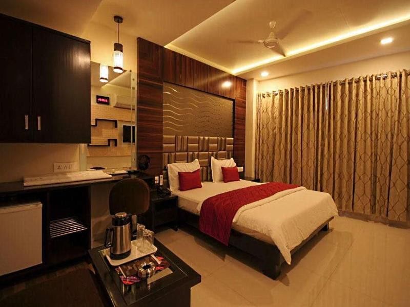 Golden Plaza Hotel Ahmedabad Exterior photo